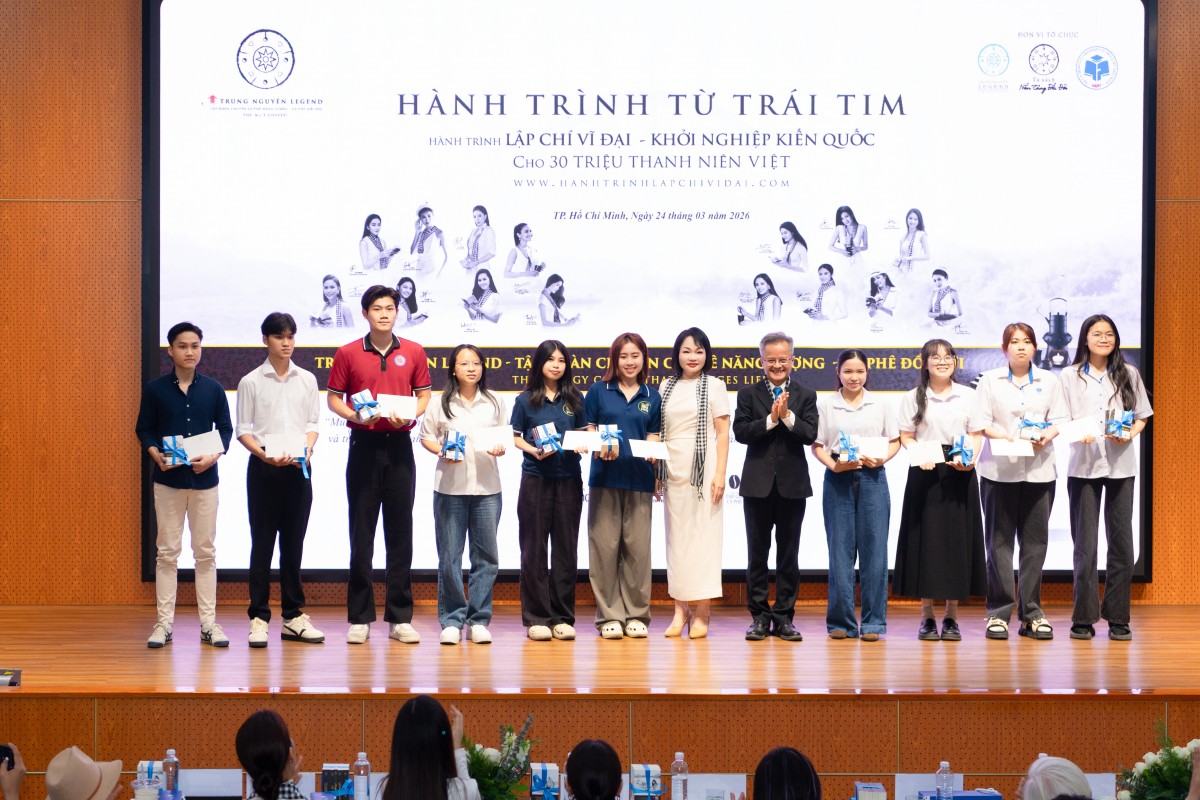 Trao sách, lan tỏa tri thức tại Hành trình từ Trái tim ở TP. Hồ Chí Minh