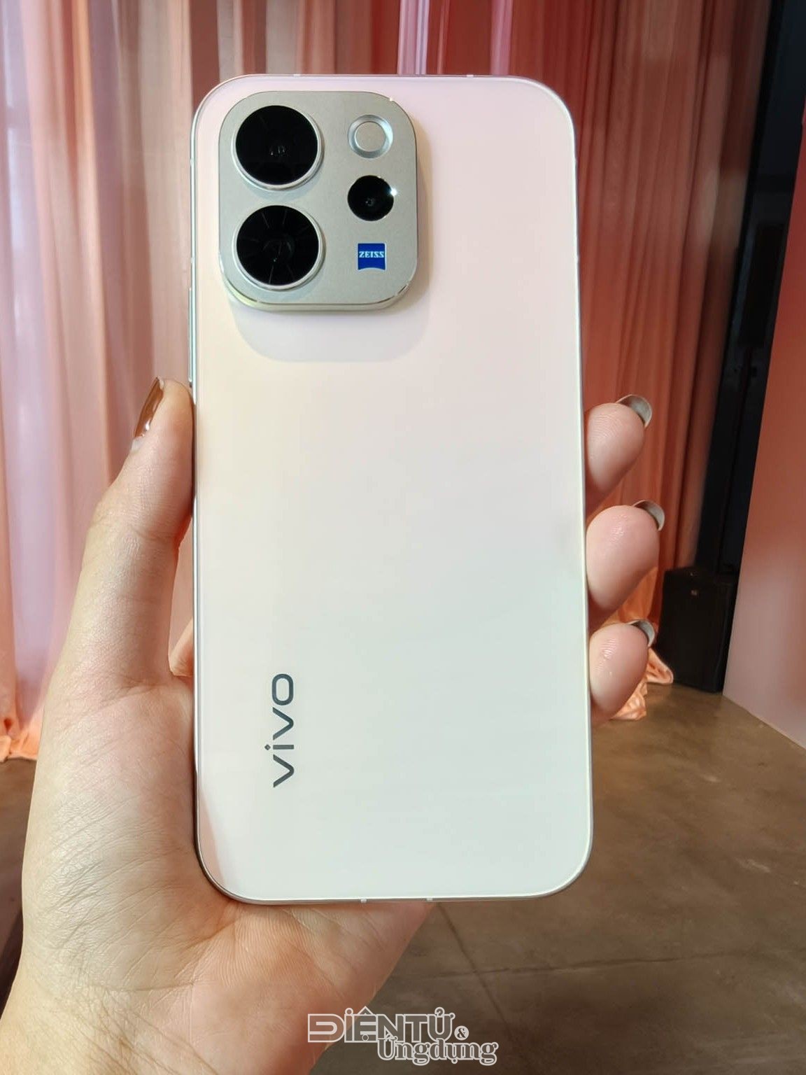 vivo trình làng bộ đôi smartphone mới V70 và V70 FE