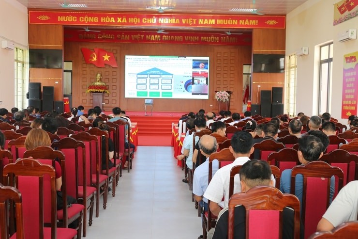 Lớp tập huấn về chuyển đổi số, thu hút đông đảo cán bộ, công chức và thành viên tổ công nghệ số tham gia. Ảnh: Khương Tuấn