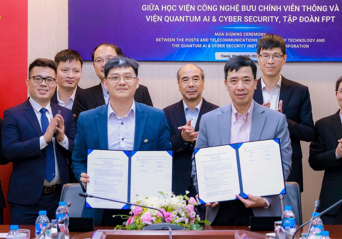 TS. Nguyễn Trung Kiên - Phó Giám đốc PTIT và PGS.TS. Ngô Xuân Bách - Giám đốc QACI, Tập đoàn FPT trao ghi nhớ hợp tác. Ảnh: FPT