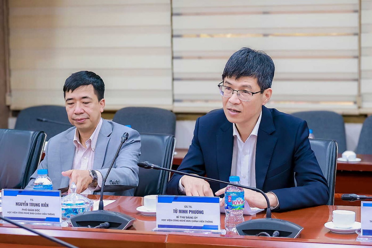 GS.TS. Từ Minh Phương - Bí thư Đảng ủy, Chủ tịch Hội đồng PTIT chia sẻ tại sự kiện. Ảnh: FPT