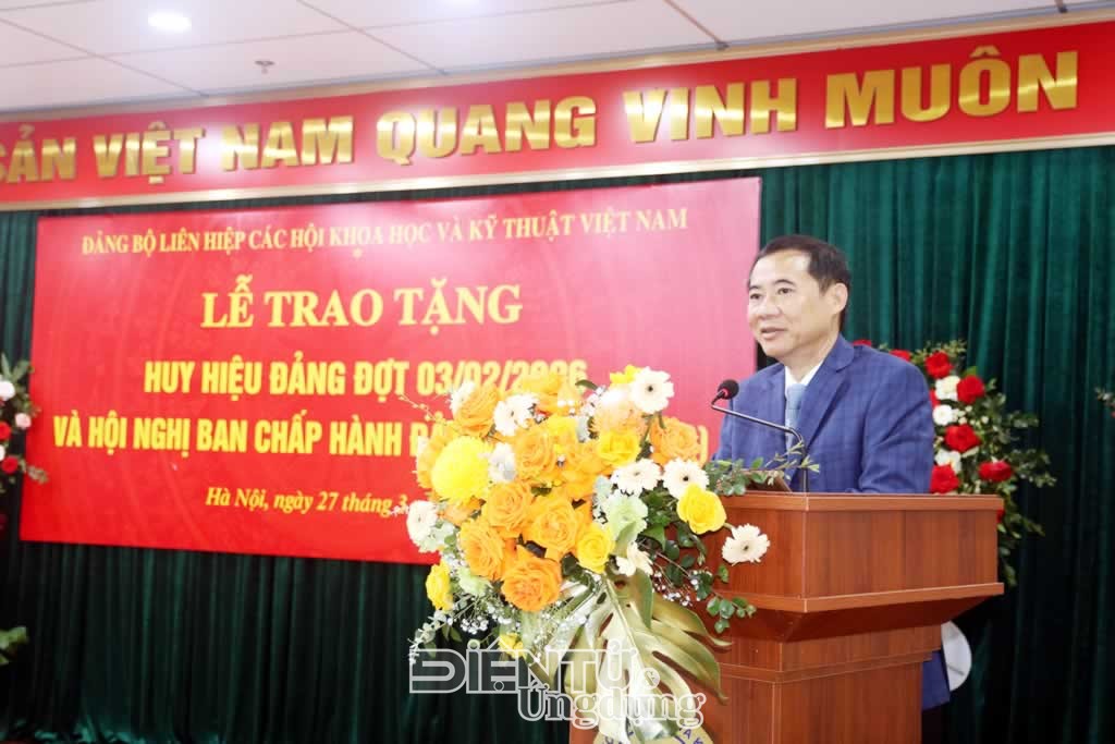 Ông Nguyễn Bắc Hà nhận Huy hiệu 40 năm tuổi Đảng