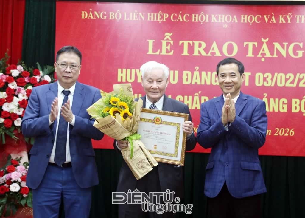 Ông Nguyễn Bắc Hà nhận Huy hiệu 40 năm tuổi Đảng