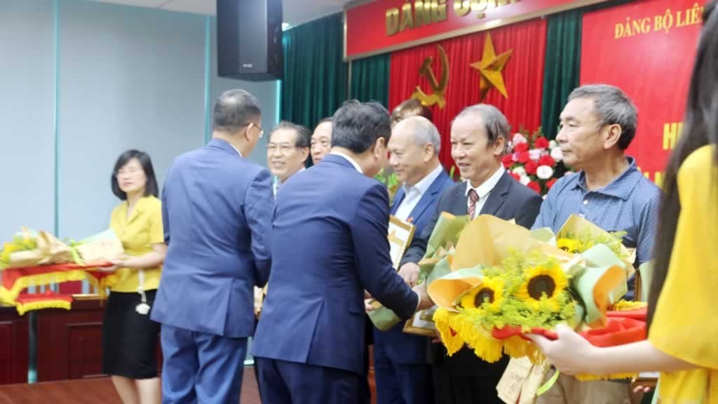 Bí thư chi bộ Cơ quan REV nhận Huy hiệu 40 năm tuổi Đảng