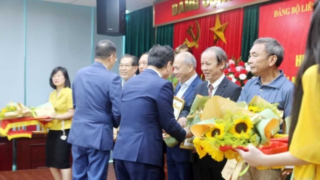 Bí thư chi bộ Cơ quan REV nhận Huy hiệu 40 năm tuổi Đảng