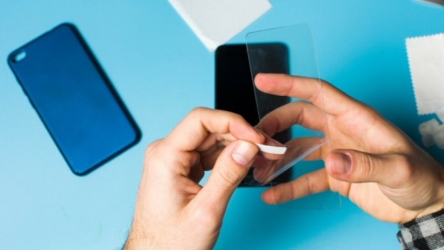 Có cần dán màn hình smartphone?