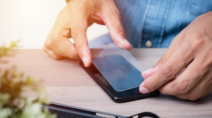 Miếng dán màn hình giúp hạn chế trầy xước nhưng có thể làm giảm độ nhạy cảm ứng và độ trong của màn hình điện thoại.