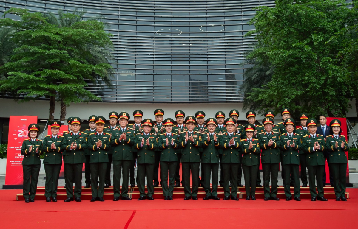 Lãnh đạo Bộ Quốc phòng và Tập đoàn Viettel chụp ảnh tập thể tại sự kiện kỷ niệm 20 năm