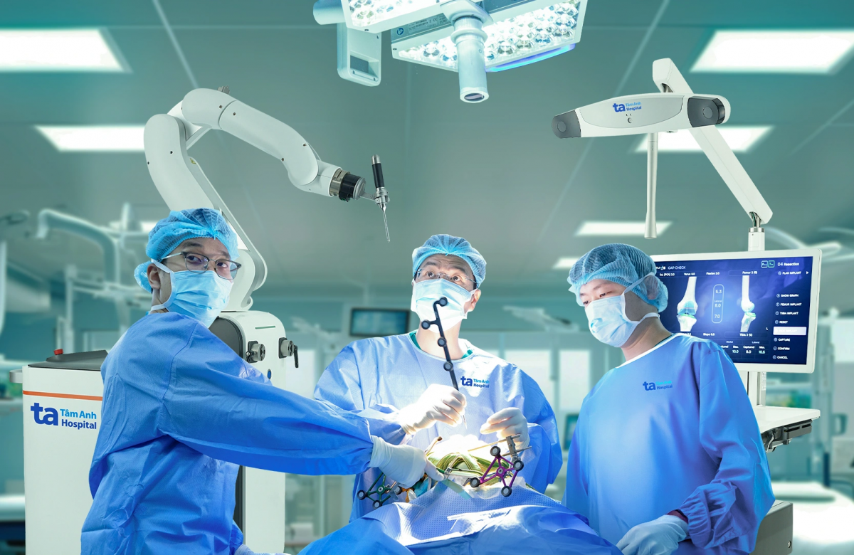 Bác sĩ tiến hành thay khớp gối bằng công nghệ robot tại Bệnh viện Tâm Anh (Ảnh: BVĐK Tâm Anh)