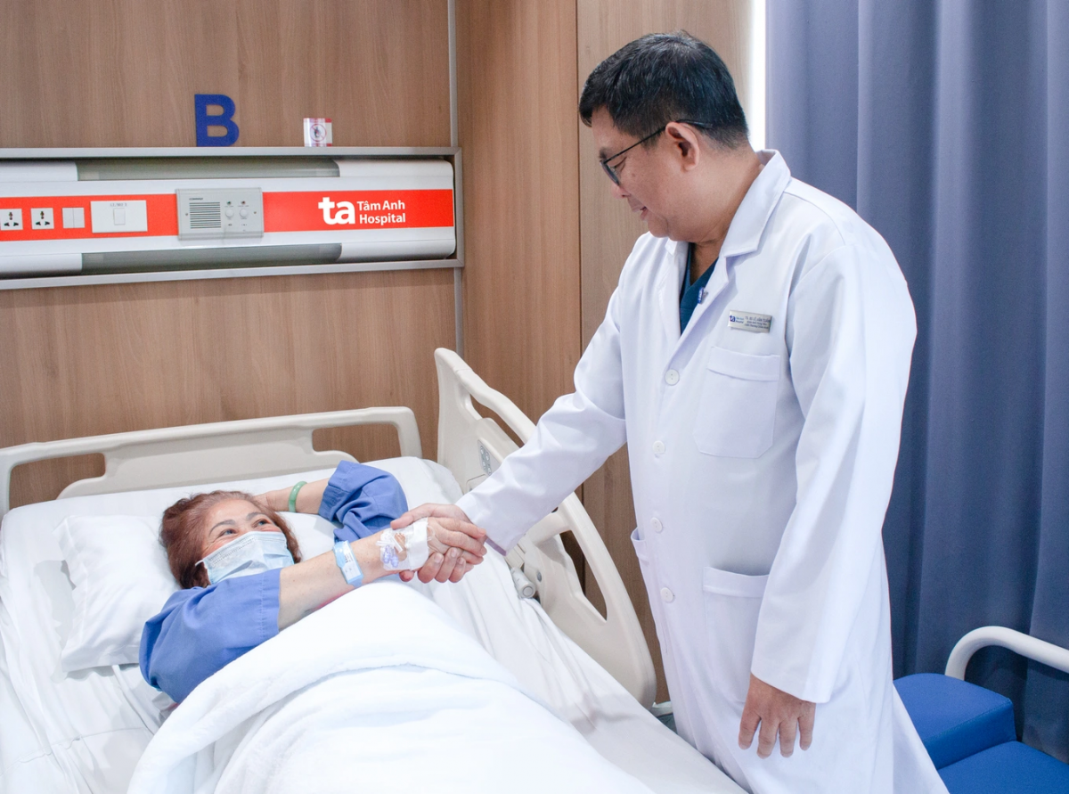 Bác sĩ thăm nữ bệnh nhân 70 tuổi phục hồi tốt sau thay khớp bằng robot CUVIS-Joint (Ảnh: BVĐK Tâm Anh)