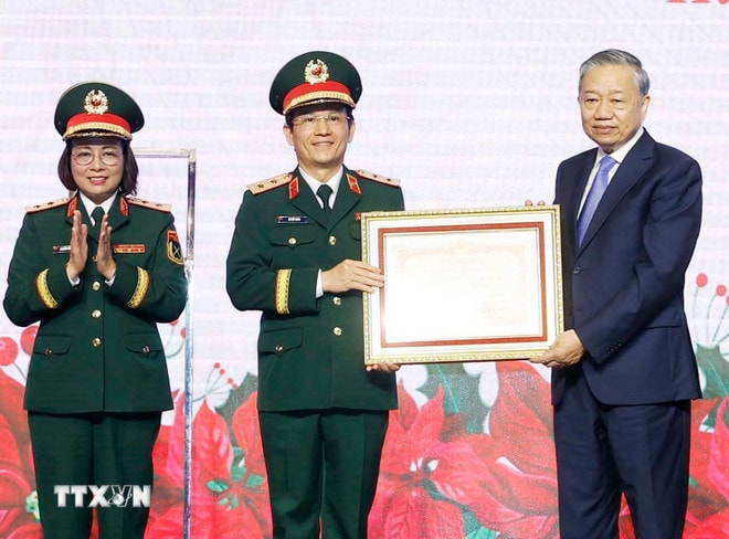 ổng Bí thư Tô Lâm, Bí thư Quân ủy Trung ương trao Huân chương Hồ Chí Minh tặng Bệnh viện Trung ương Quân đội 108 - Ảnh: TTXVN ổng Bí thư Tô Lâm, Bí thư Quân ủy Trung ương trao Huân chương Hồ Chí Minh tặng Bệnh viện Trung ương Quân đội 108 - Ảnh: TTXVN