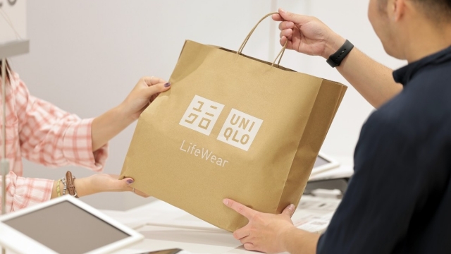 Khuyến khích sống xanh, UNIQLO Việt Nam sẽ thu phí túi giấy