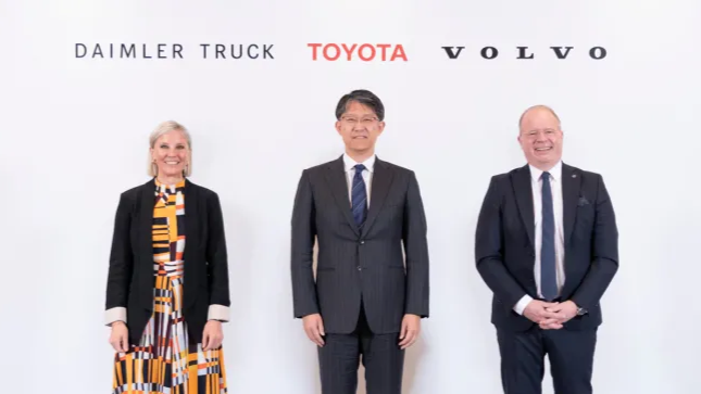 Karin Rådström (Tổng giám đốc điều hành Daimler Truck), ông Koji Sato (Chủ tịch kiêm CEO Toyota Motor Corporation) và ông Martin Lundstedt (Chủ tịch kiêm CEO Volvo Group) chụp ảnh chung tại sự kiện công bố liên doanh