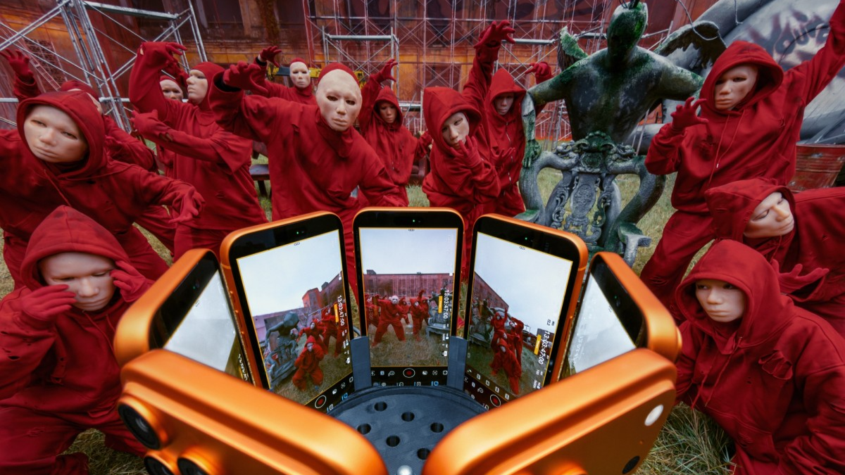 Album trailer “HVL” sử dụng tám chiếc iPhone 17 Pro gắn trên một hệ thống rig được thiết kế riêng. Ảnh: Youtube Apple Việt Nam Album trailer “HVL” sử dụng tám chiếc iPhone 17 Pro gắn trên một hệ thống rig được thiết kế riêng. Ảnh: Youtube Apple Việt Nam