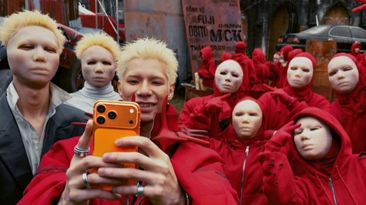 Album trailer “HVL”là bước tiến khẳng định sự đa dạng trong phong cách của MCK. Ảnh: Youtube Apple Việt Nam Album trailer “HVL”là bước tiến khẳng định sự đa dạng trong phong cách của MCK. Ảnh: Youtube Apple Việt Nam