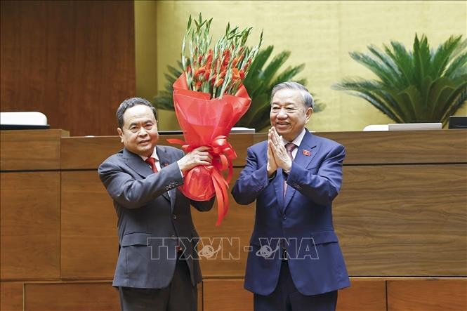 Tổng Bí thư Tô Lâm thay mặt Đại biểu Quốc hội khóa XVI tặng hoa chúc mừng Chủ tịch Quốc hội Trần Thanh Mẫn. Ảnh: Doãn Tấn/TTXVN