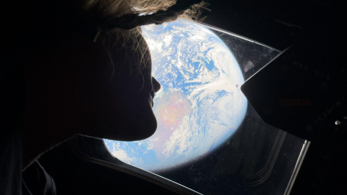 Chuyên gia sứ mệnh Artemis II, Christina Koch, chiêm ngưỡng Trái Đất từ cửa sổ tàu Orion. Ảnh: NASA