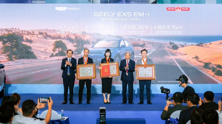 Geely Việt Nam lập 3 kỉ lục mới với dòng xe SUV PHEV Geely EX5 EM-i