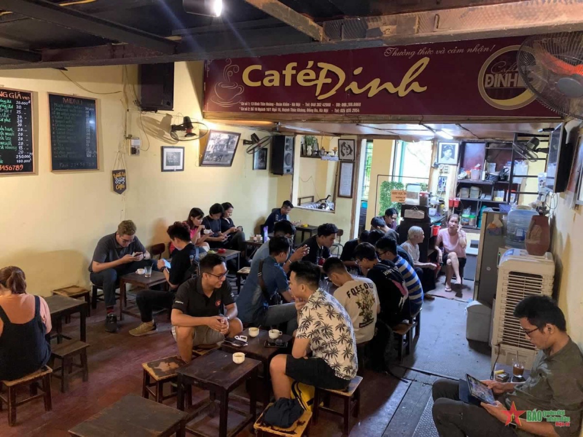 Kinh doanh chuỗi Cafe Việt 2026: 62% khách ngồi một mình, trà vượt cà phê