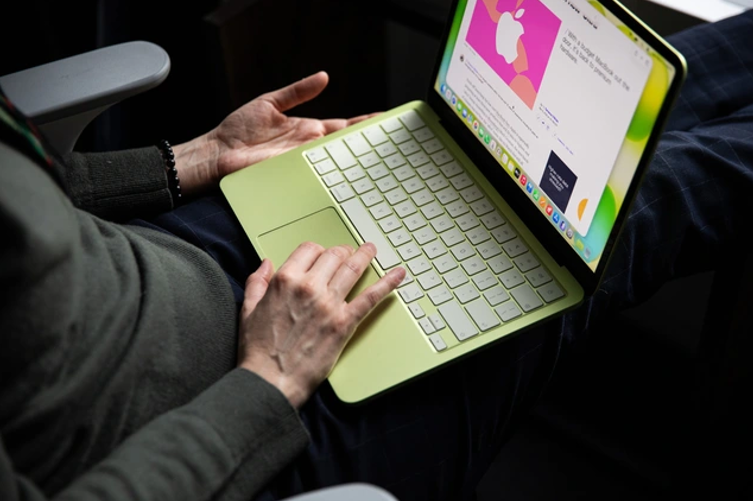 Apple đã lược bỏ nhiều tính năng quen thuộc của MacBook Neo. Ảnh: Apple