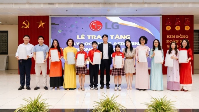 Nâng cao sức khỏe học đường, LG trao tặng 70 máy lọc không khí
