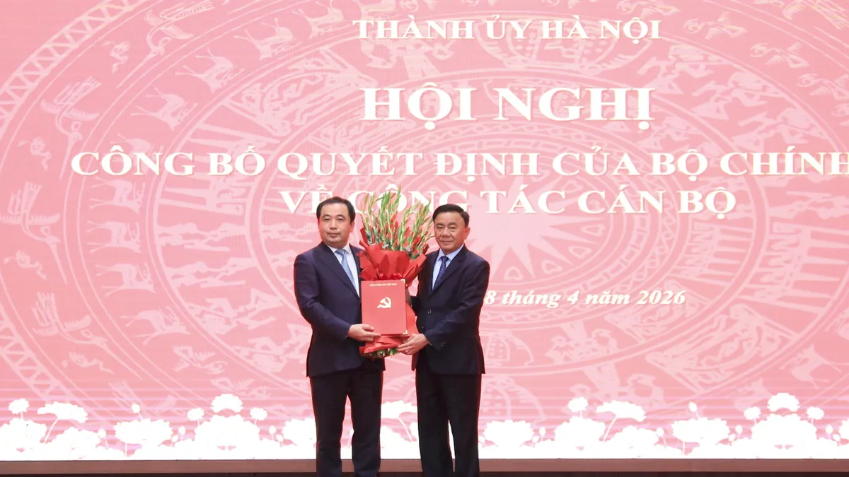 Ủy viên Bộ Chính trị, Thường trực Ban Bí thư Trần Cẩm Tú trao Quyết định của Bộ Chính trị phân công, chỉ định đồng chí Trần Đức Thắng