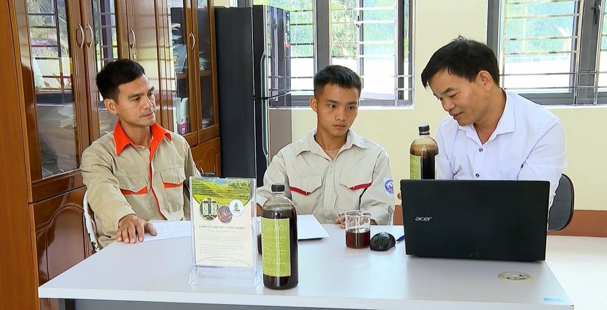 Sinh viên Tráng A Hiếu, Khoa Nông Lâm, Trường Cao đẳng Nghề Yên Bái (ngồi giữa) đã nghiên cứu thành công sản phẩm giấm gỗ sinh học.