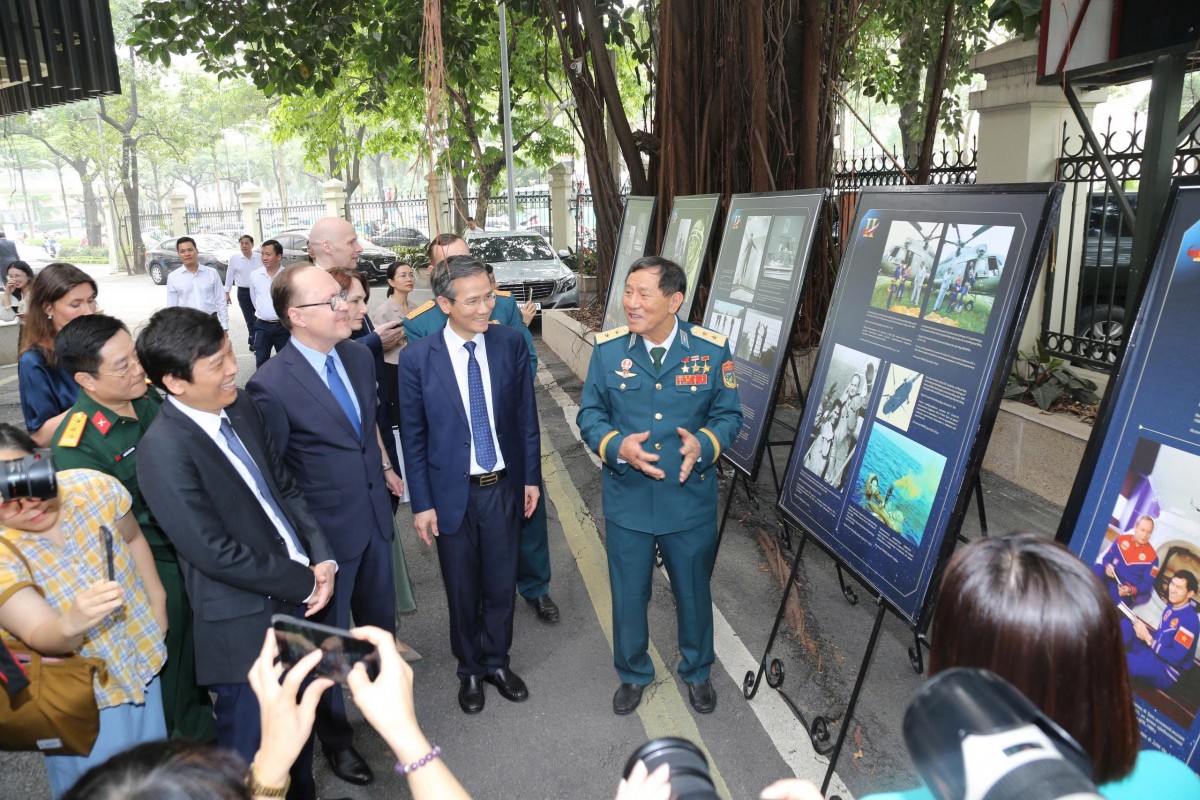 Trưng bày “Chuyến bay Liên hợp 37 - Biểu tượng hợp tác vũ trụ Việt Nam - Liên bang Nga”