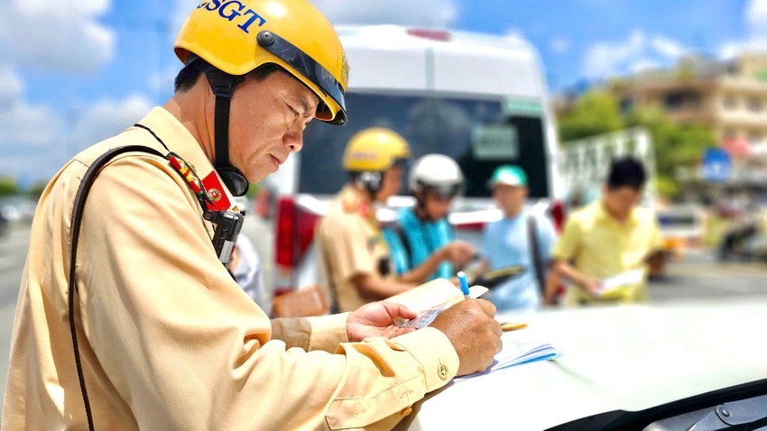 Dùng điện thoại di động khi đang lái xe, hơn 1.500 tài xế bị phạt trong 6 tháng đầu năm. Ảnh: PHẠM HẢI