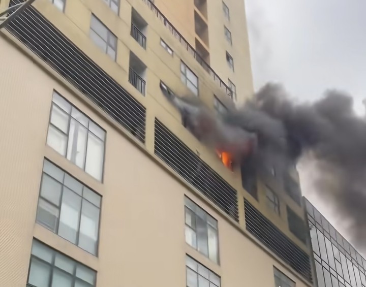 Hà Nội: Lửa bốc cháy ngùn ngụt toà nhà 26 tầng, cư dân tháo chạy từ tầng 19 Hà Nội: Lửa bốc cháy ngùn ngụt toà nhà 26 tầng, cư dân tháo chạy từ tầng 19