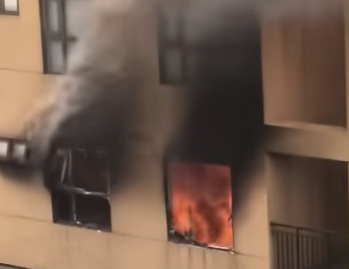 Hà Nội: Lửa bốc cháy ngùn ngụt toà nhà 26 tầng, cư dân tháo chạy từ tầng 19 Hà Nội: Lửa bốc cháy ngùn ngụt toà nhà 26 tầng, cư dân tháo chạy từ tầng 19