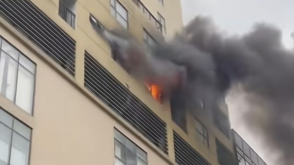 Hà Nội: Lửa bốc cháy ngùn ngụt toà nhà 26 tầng, cư dân tháo chạy từ tầng 19