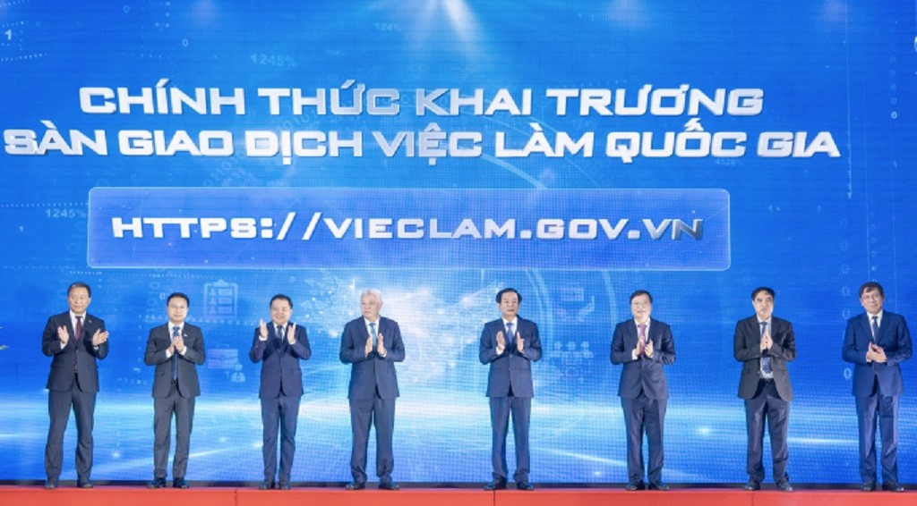 Lãnh đạo Bộ Nội vụ và các đơn vị liên quan thực hiện nghi thức khai trương sàn giao dịch việc làm quốc gia.