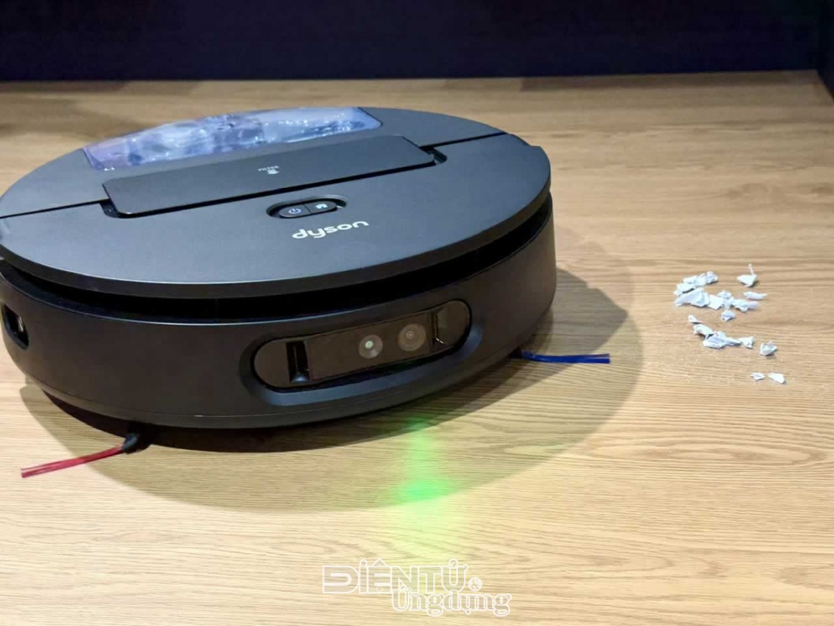 Robot hút bụi lau nhà Dyson Spot+Scrub Ai dùng đèn LED xanh và camera AI phát hiện vụn rác trên sàn gỗ tại Việt Nam