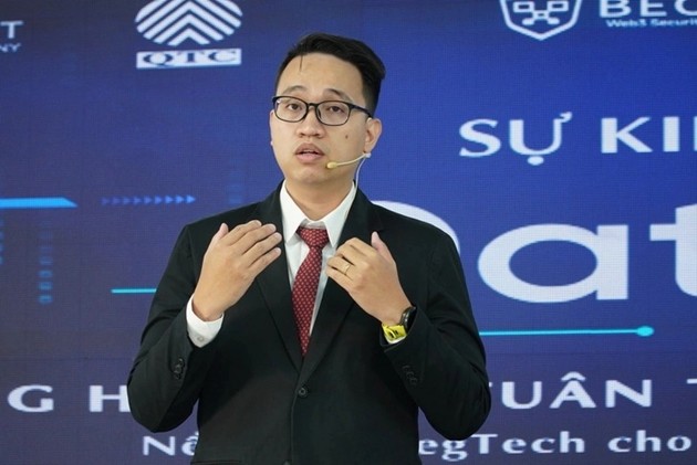 Ông Đặng Quang Minh, giám đốc sản phẩm Công ty Cổ phần TPV Datatrust giới thiệu về Data X- Ảnh: HÀ CHÂU
