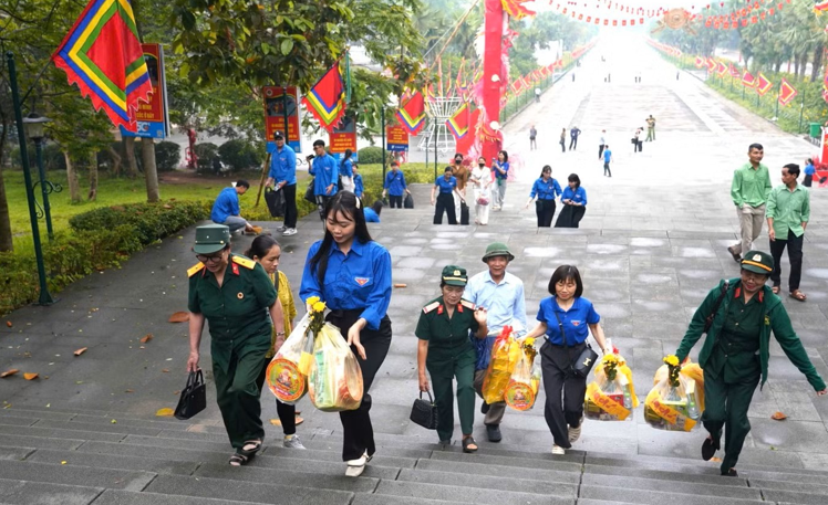 Các đội hình đoàn viên, thanh niên tình nguyện nhanh chóng ổn định vị trí, phối hợp với lực lượng chức năng và ban tổ chức để bảo đảm tiến độ công việc