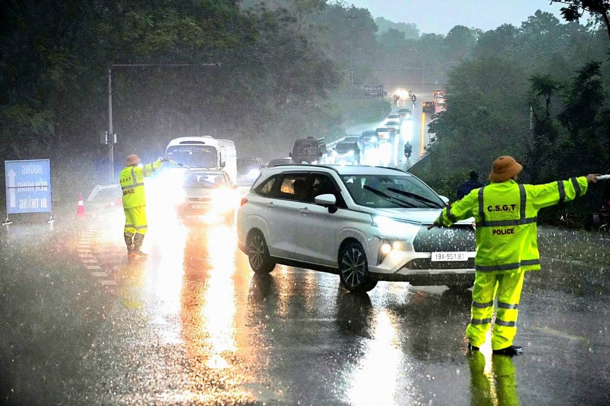 Mặc mưa lớn, hơn 60.000 du khách vẫn nô nức hành hương Lễ Giỗ Tổ Hùng Vương 2026