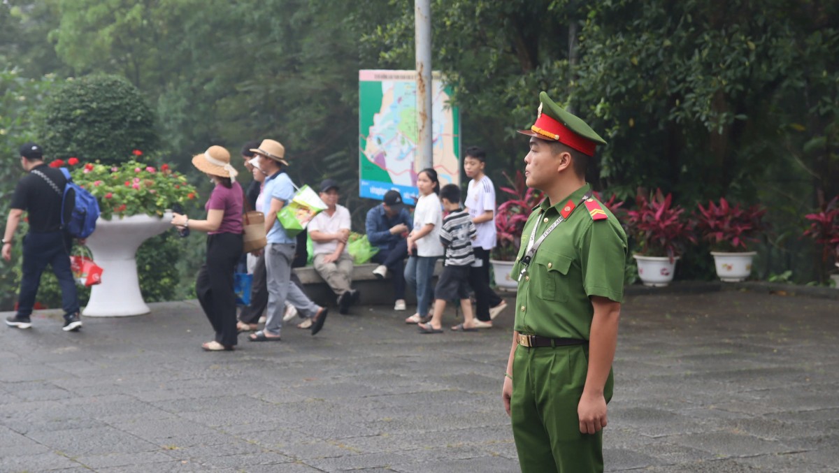Mặc mưa lớn, hơn 60.000 du khách vẫn nô nức hành hương Lễ Giỗ Tổ Hùng Vương 2026