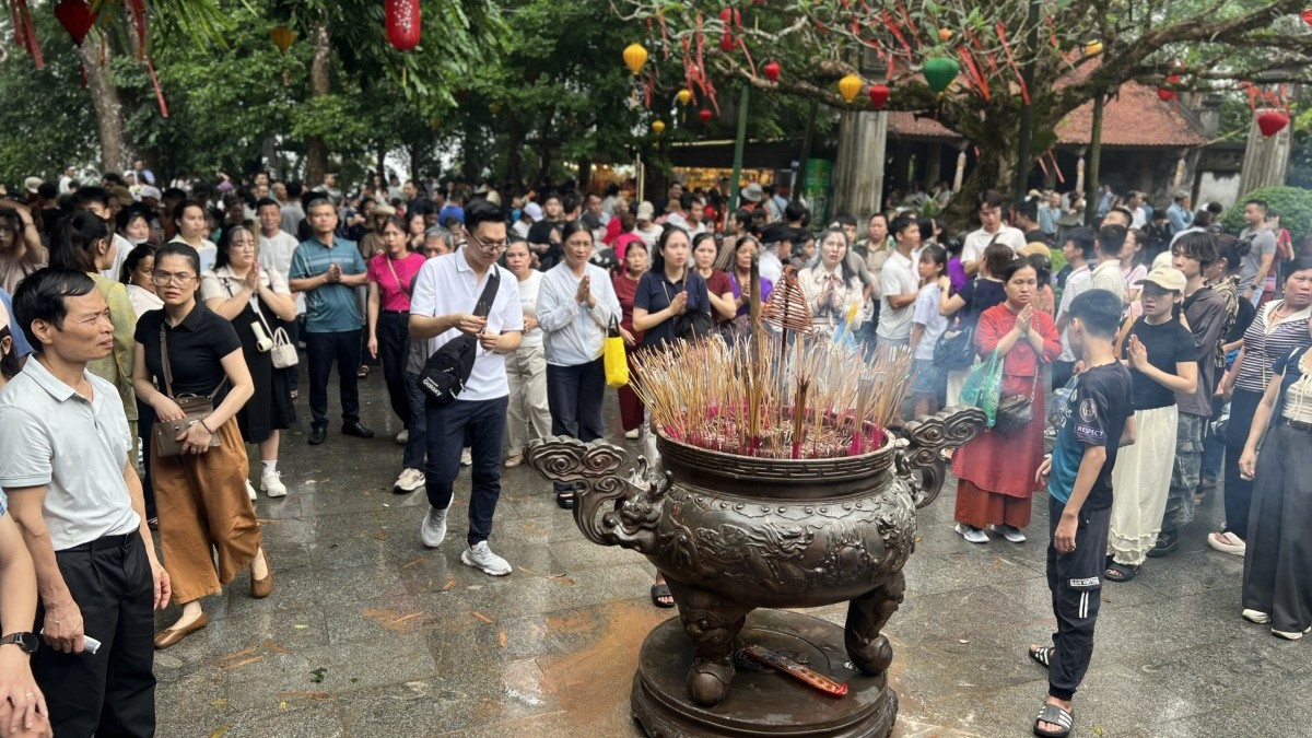 Mặc mưa lớn, hơn 60.000 du khách vẫn nô nức hành hương Lễ Giỗ Tổ Hùng Vương 2026
