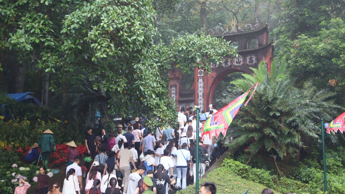 Mặc mưa lớn, hơn 60.000 du khách vẫn nô nức hành hương Lễ Giỗ Tổ Hùng Vương 2026