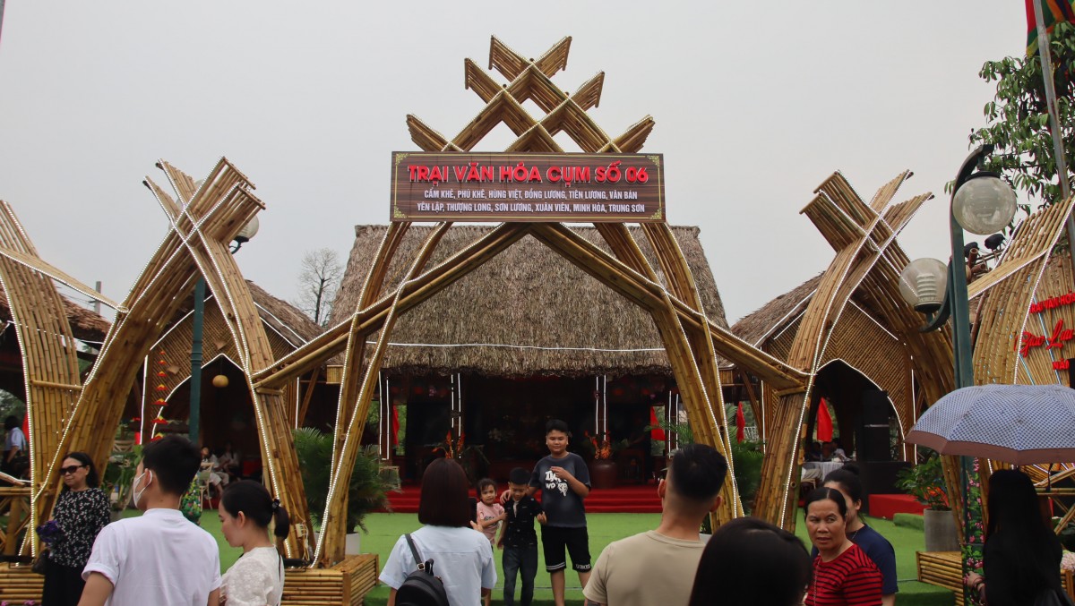 Mặc mưa lớn, hàng nghìn du khách vẫn nô nức trẩy hội Giỗ Tổ  Hùng Vương 2026