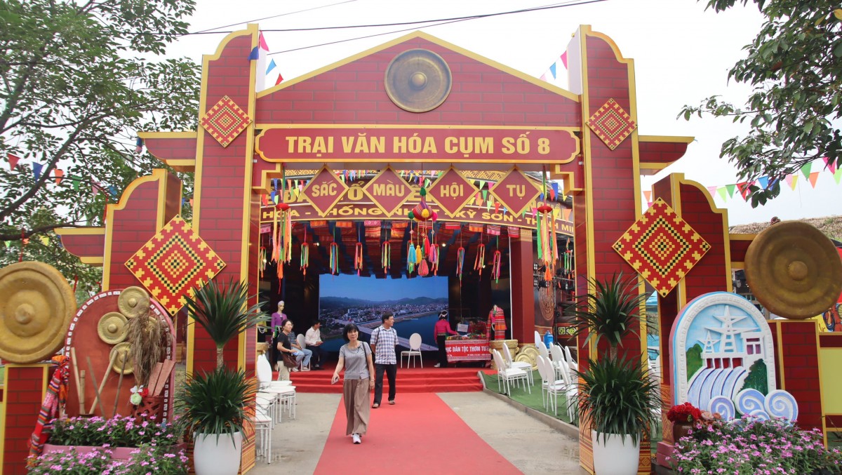 Mặc mưa lớn, hàng nghìn du khách vẫn nô nức trẩy hội Giỗ Tổ  Hùng Vương 2026