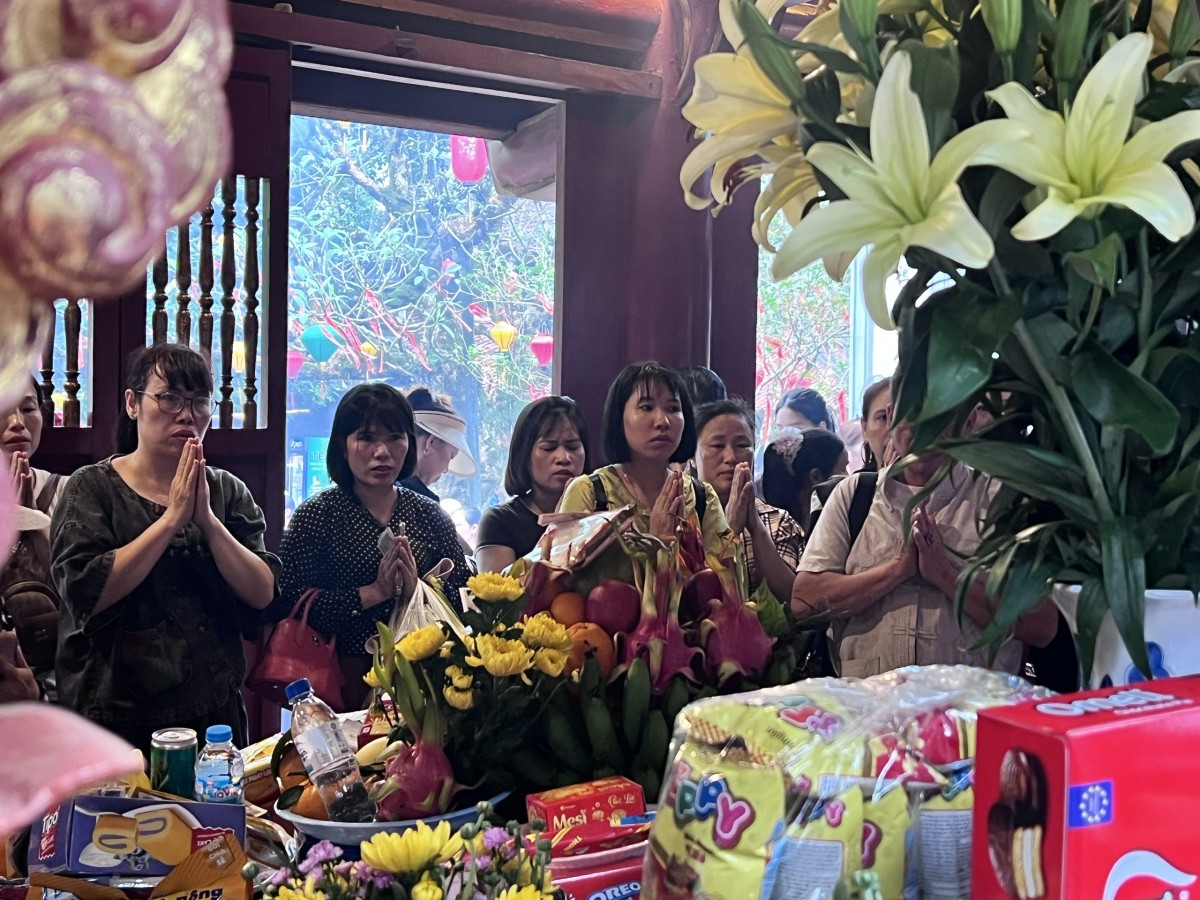 Mặc mưa lớn, hơn 60.000 du khách vẫn nô nức hành hương Lễ Giỗ Tổ Hùng Vương 2026