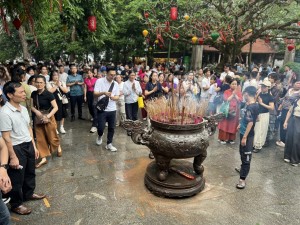 Mặc mưa lớn, hơn 60.000 du khách vẫn nô nức hành hương Lễ Giỗ Tổ Hùng Vương 2026