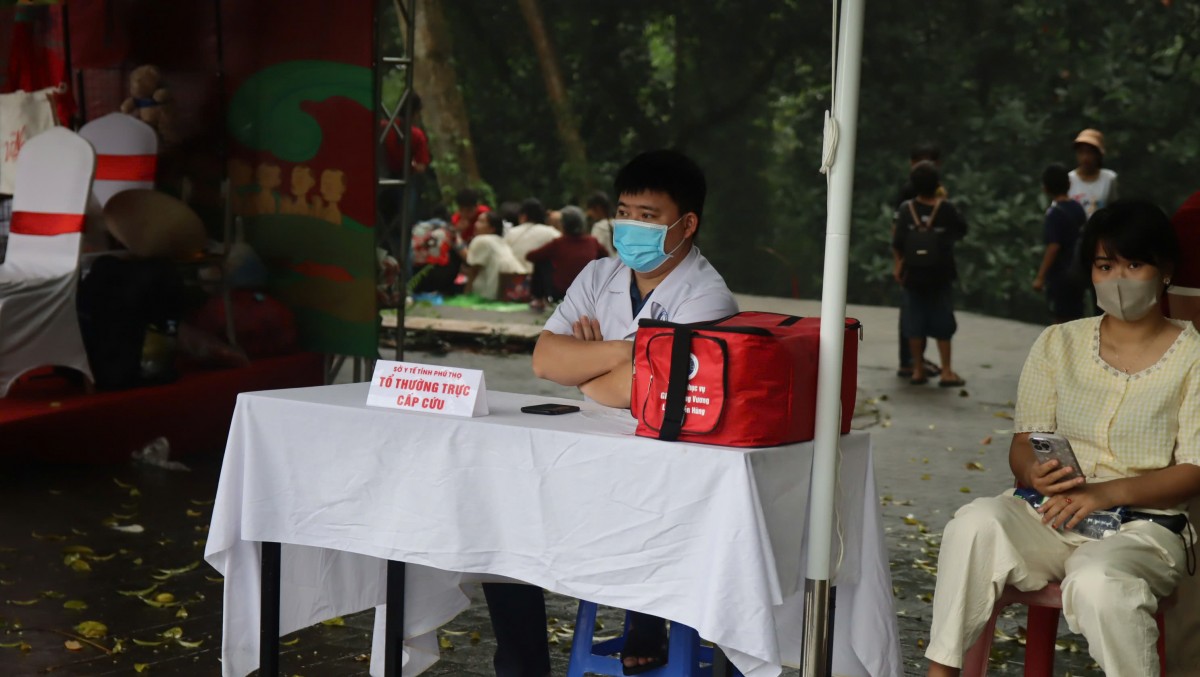 Mặc mưa lớn, hơn 60.000 du khách vẫn nô nức hành hương Lễ Giỗ Tổ Hùng Vương 2026