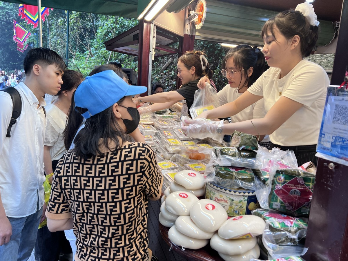 Mặc mưa lớn, hàng nghìn du khách vẫn nô nức trẩy hội Giỗ Tổ  Hùng Vương 2026