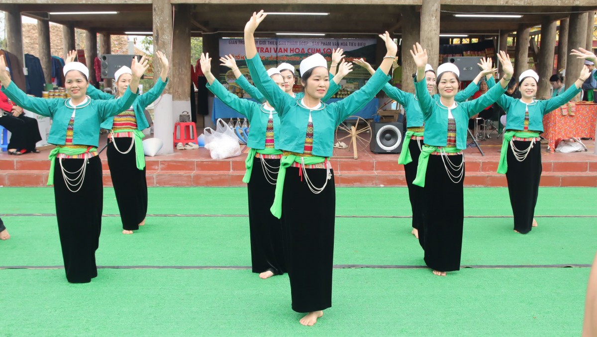 Mặc mưa lớn, hàng nghìn du khách vẫn nô nức trẩy hội Giỗ Tổ  Hùng Vương 2026