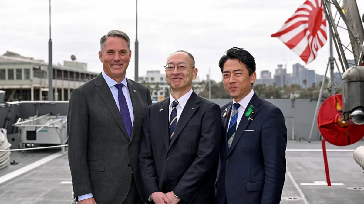 Phó Thủ tướng kiêm Bộ trưởng Quốc phòng Úc Richard Marles (trái) và Bộ trưởng Quốc phòng Nhật Bản Koizumi Shinjiro (phải) chụp ảnh cùng Eisaku Ito, Chủ tịch kiêm Giám đốc điều hành của Mitsubishi Heavy Industries, trước lễ ký kết hợp đồng Nhật Bản cung cấp ba tàu chiến lớp Mogami đầu tiên, tại Melbourne