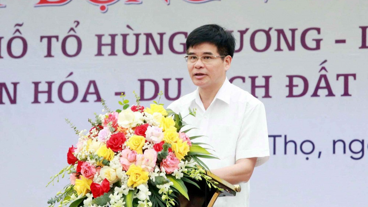 Ông Dương Hoàng Hương, Phó trưởng Ban Tổ chức Giỗ Tổ Hùng Vương - Lễ hội Đền Hùng và Tuần Văn hoá - Du lịch Đất Tổ năm Bính Ngọ 2026 phát biểu tại sự kiện