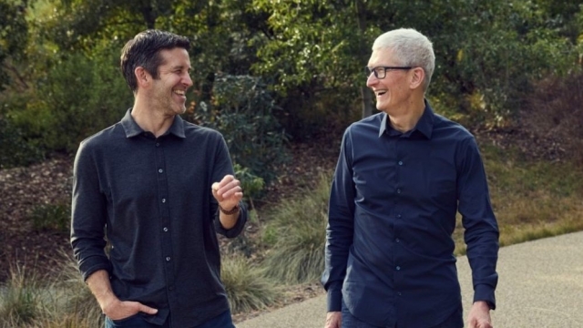 Tim Cook nhường ghế CEO Apple cho John Ternus từ tháng 9 năm nay